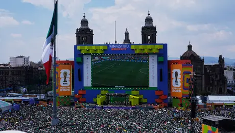 Saquean puesto de bebidas en el Fan Fest del Mundial en el Zócalo