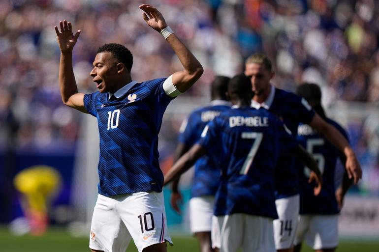 Mbappé festejando su gol ante Senegal l AP