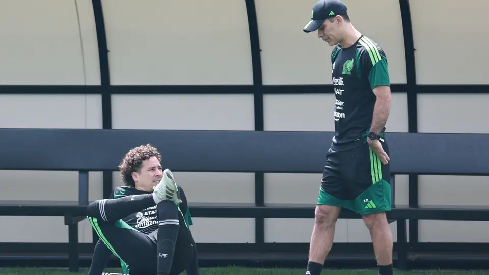 Rafa Márquez charla con Guillermo Ochoa en la práctica | MEXSPORT