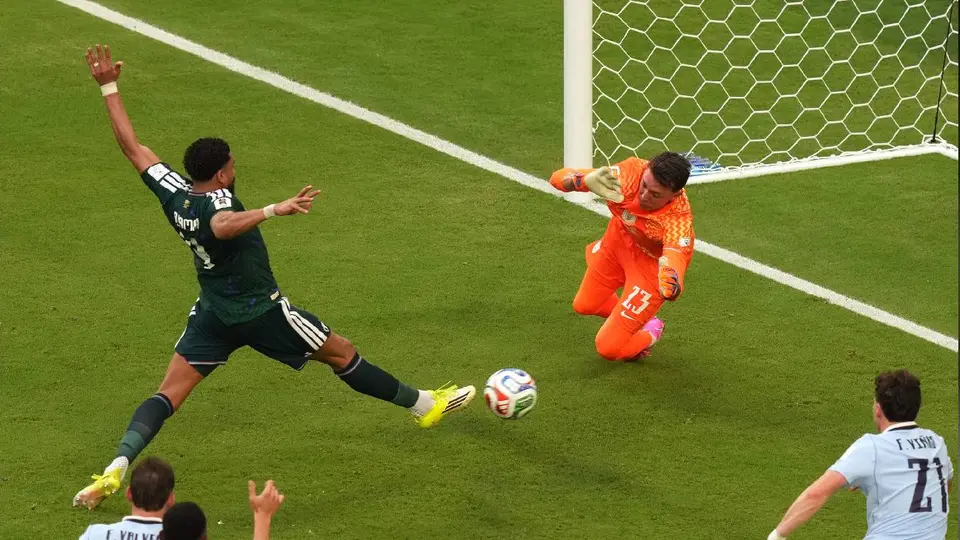 Arabia Saudita rescata empate con un arquero inspirado frente a Uruguay