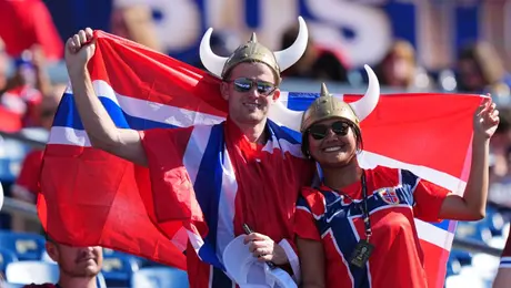 El "Viking Row" conquista Nueva York: Hinchas noruegas llenan Times Square