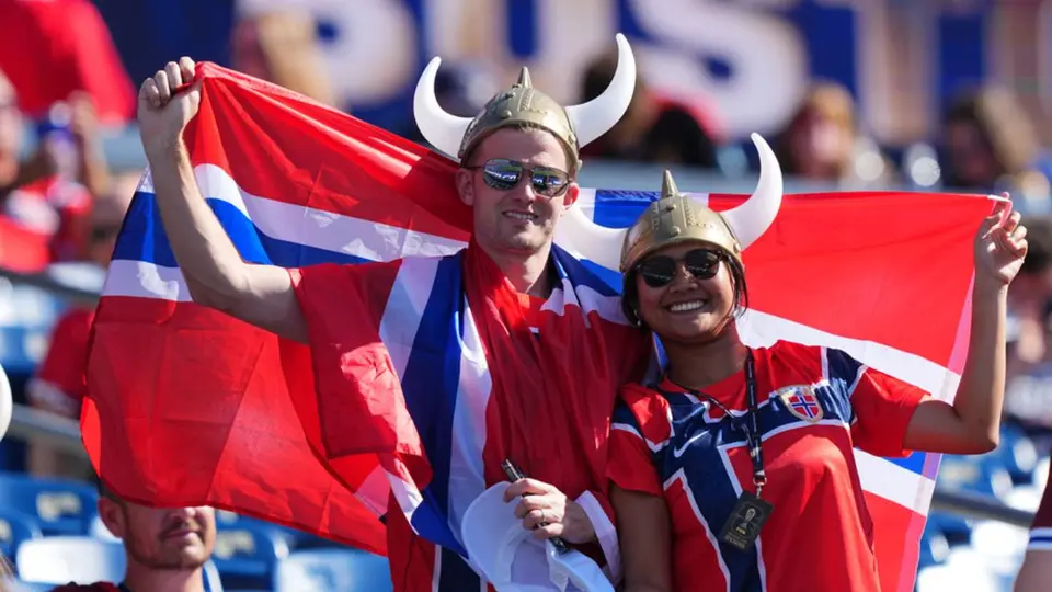 Afición de Noruega apoyó a su equipo | AP
