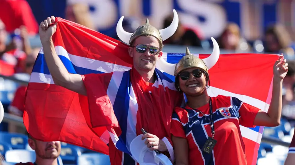 Afición de Noruega apoyó a su equipo | AP