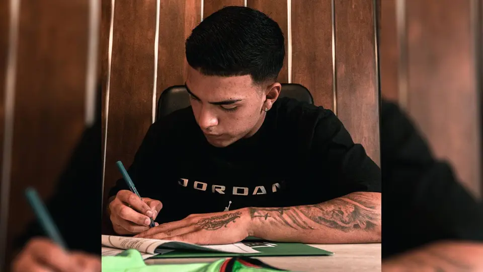Juan Sigala en su firma de contrato con FC Juárez | X: @fcjuarezoficial