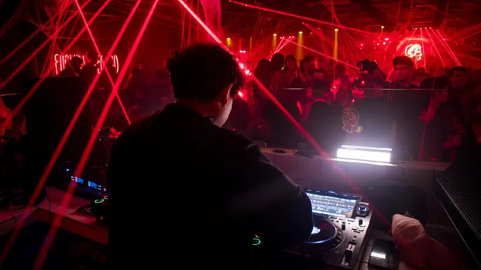El mexa también tiene una residencia en un club de música electrónica en España / IG: @unread_music