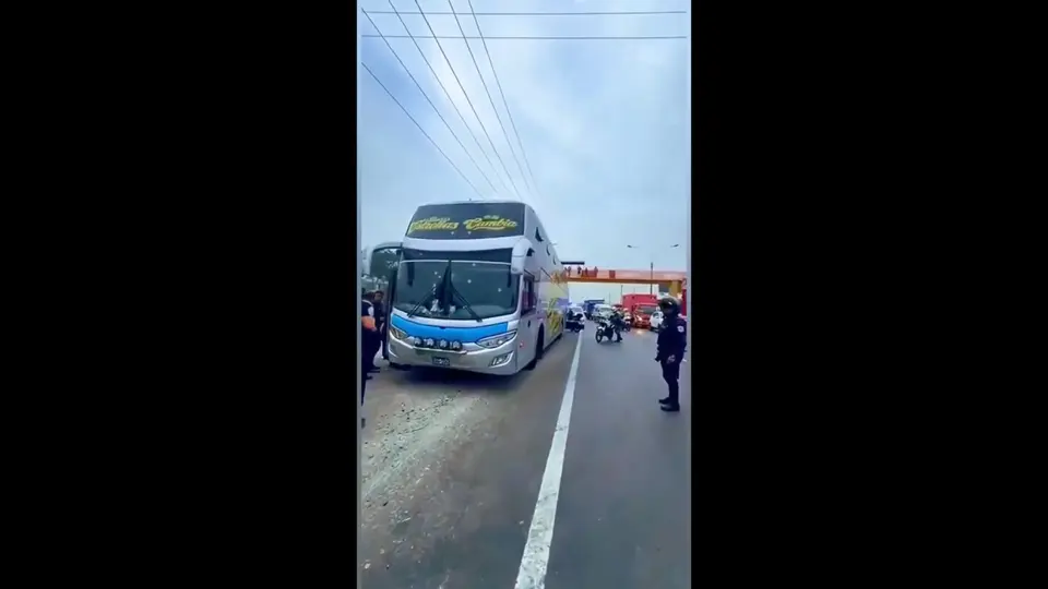 El camión recibió 14 disparos en todo su frente; la policía ya investiga los hechos / Especial