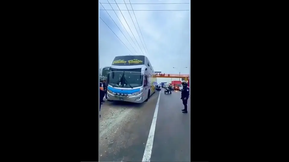El camión recibió 14 disparos en todo su frente; la policía ya investiga los hechos / Especial