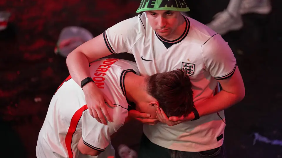 Aficionados ingleses llorando tras la eliminación de su equipo | AP