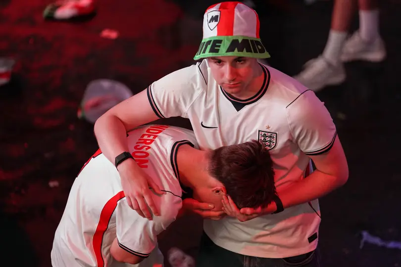 Aficionados ingleses llorando tras la eliminación de su equipo | AP