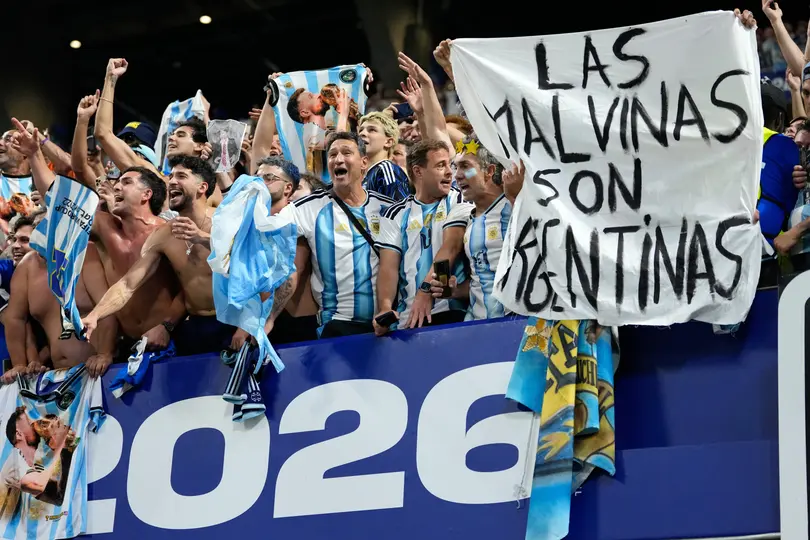 La afición regaló su pancarta de las Malvinas a los jugadores de Argentina | AP