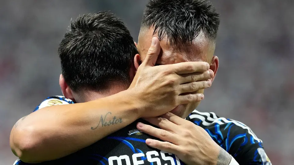 Lionel Messi y Lautaro Martínez | AP