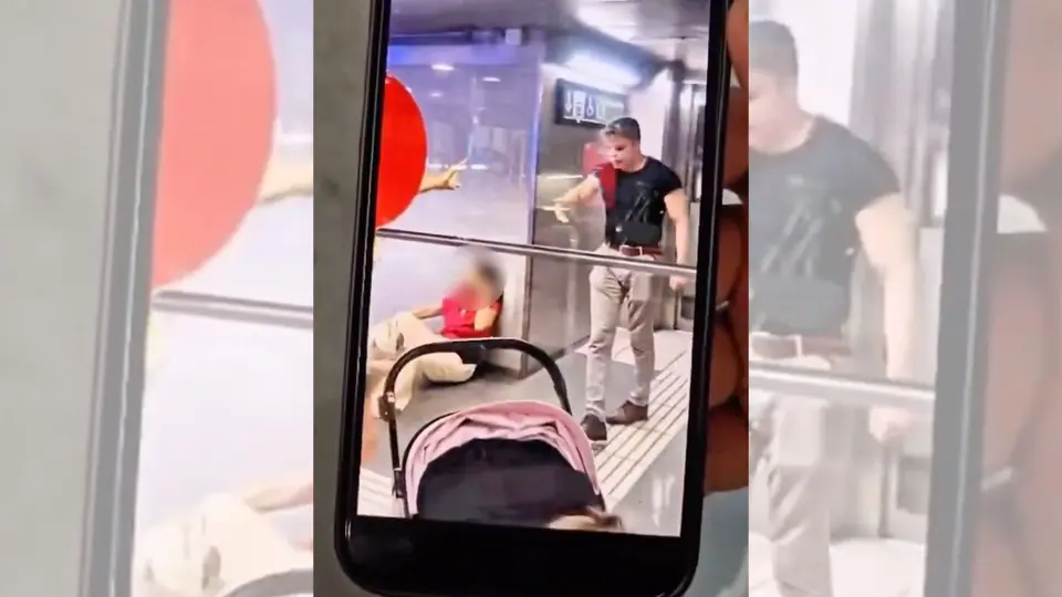 La pareja de adultos mayores pidió al hombre liberar el acceso al elevador / Captura de pantalla
