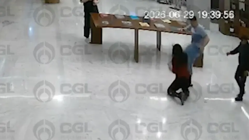 El hombre comenzó a golpear a la trabajadora por supuestamente no hacer su trabajo / Especial