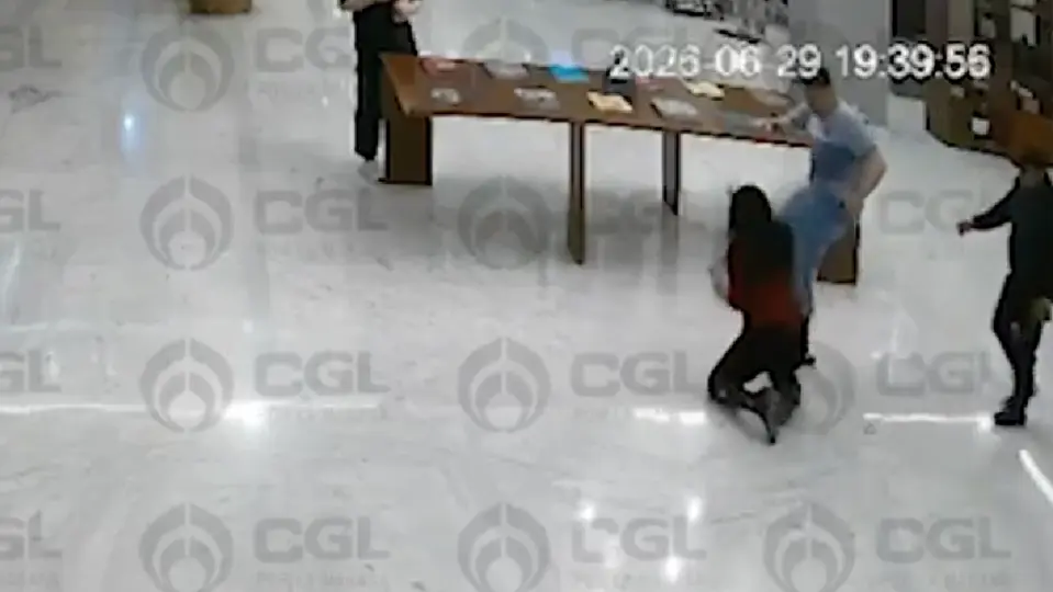 El hombre comenzó a golpear a la trabajadora por supuestamente no hacer su trabajo / Especial