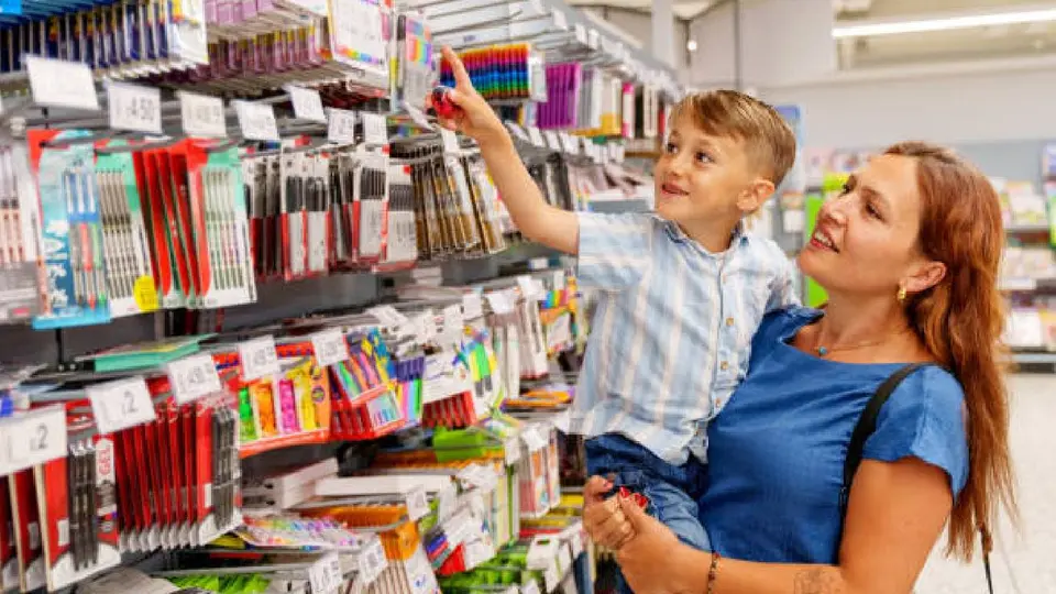 Madres y padres de familia podrán consultar los materiales sugeridos por la SEP para el regreso a clases 2026-2027. / iStock