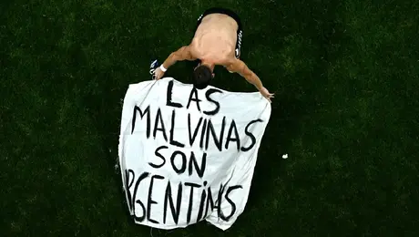 Exasesor de Margaret Thatcher pide retirar visados a argentinos por cartel de las Malvinas