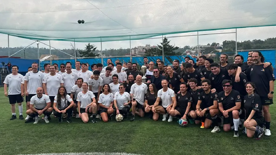 Azteca Deportes y Espectáculos dejaron los foros para enfrentarse en una divertida cascarita llena de goles y compañerismo. / Georgina Sánchez