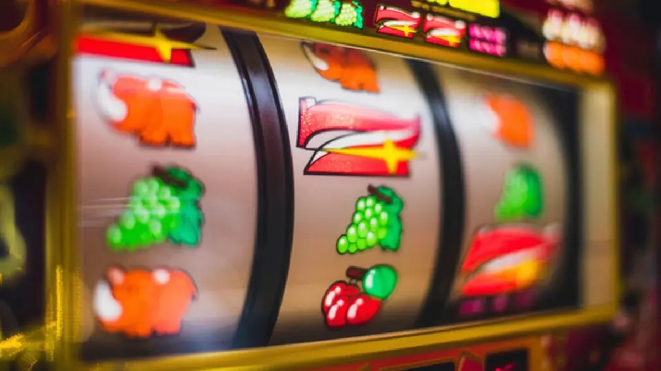 Se busca cuidar que las niñas, niños y adolescentes caigan en los vicios de las apuestas / Magnific