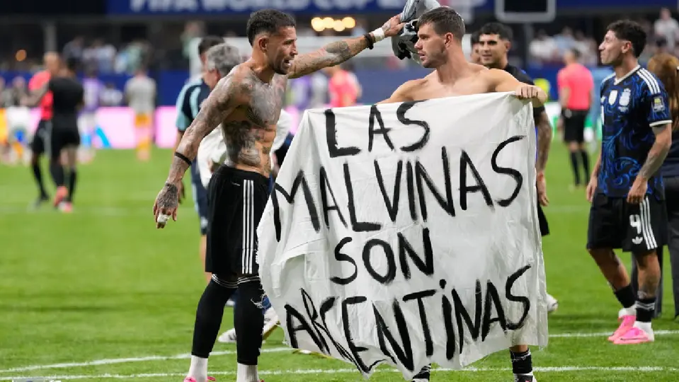 Argentina presumió un cartel de las Malvinas tras vencer a Inglaterra | AP