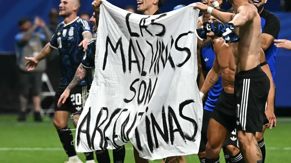Analizarán castigo para los futbolistas argentinos por su pancarta de las Malvinas | AFP