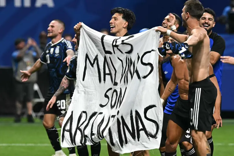 Analizarán castigo para los futbolistas argentinos por su pancarta de las Malvinas | AFP