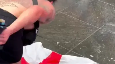 ¡Lamentable! Aficionados argentinos ‘escupen’ y pisotean bandera de Inglaterra