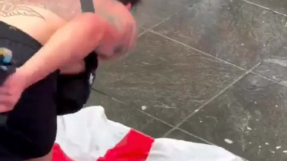 ¡Lamentable! Aficionados argentinos ‘escupen’ y pisotean bandera de Inglaterra