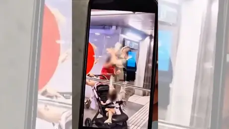 Hombre golpea brutalmente a una pareja de adultos mayores por un elevador / VIDEO