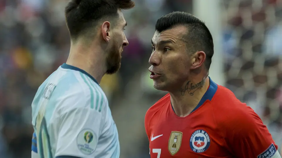 Lionel Messi y Gary Medel, en Copa América de 2019 | MEXSPORT