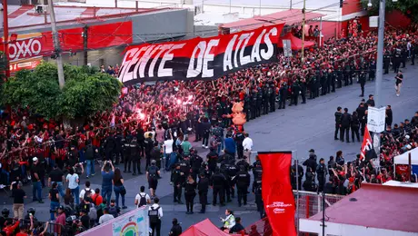 Afición de Atlas agredió el camión de Tigres a su llegada al Estadio Jalisco