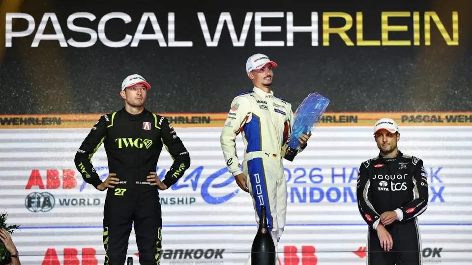 Pascal Wehrlein en el podio final de la Temporada 2025-26 de la Fórmula E | AFP