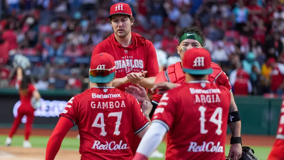 Trevor Bauer felicitando a sus compañeros | Enrique Gutiérrez
