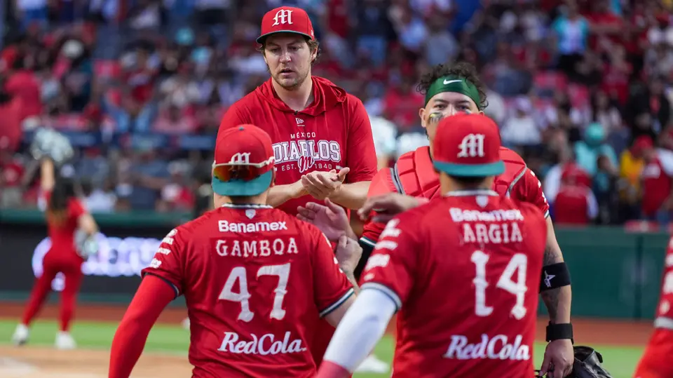 Trevor Bauer felicitando a sus compañeros | Enrique Gutiérrez