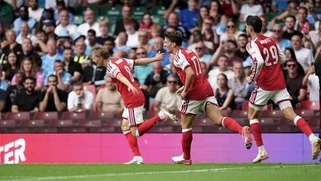 Arsenal golea al City y gana su primer título de la temporada