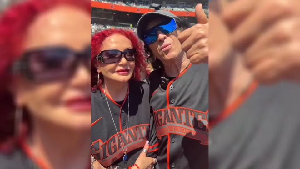 Alex y Chela Lora en el parque de pelota | Captura