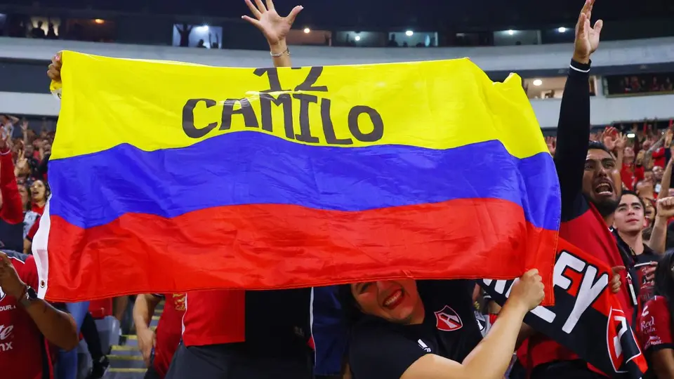 Afición de Atlas sostiene una bandera de Colombia con el nombre de Camilo Vargas | IMAGO 7
