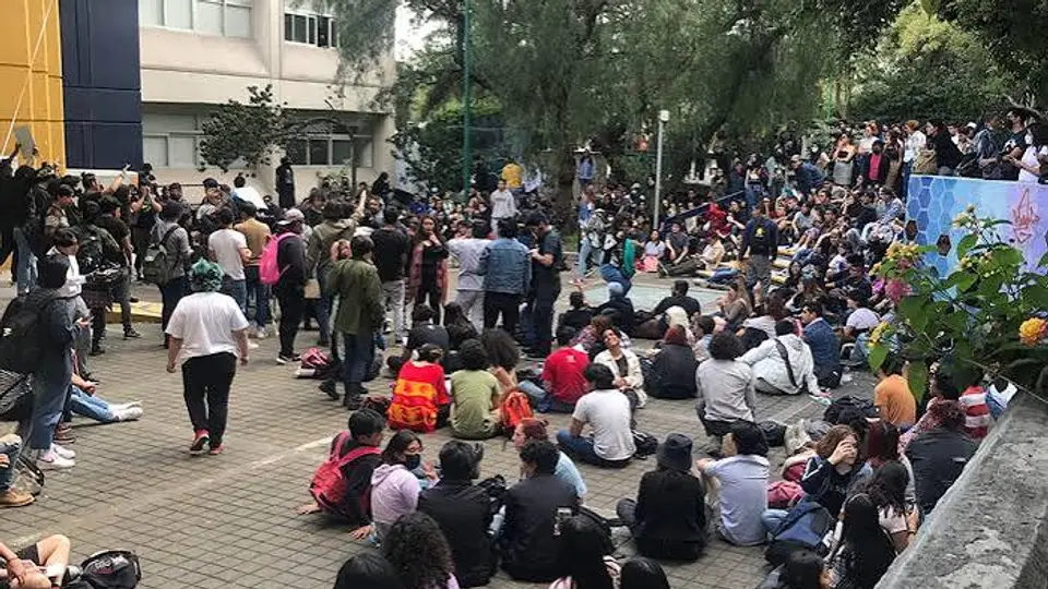 Estudiantes de la Facultad de Ciencias Políticas y Sociales deberán esperar una nueva fecha para regresar a las aulas./@FCPyS