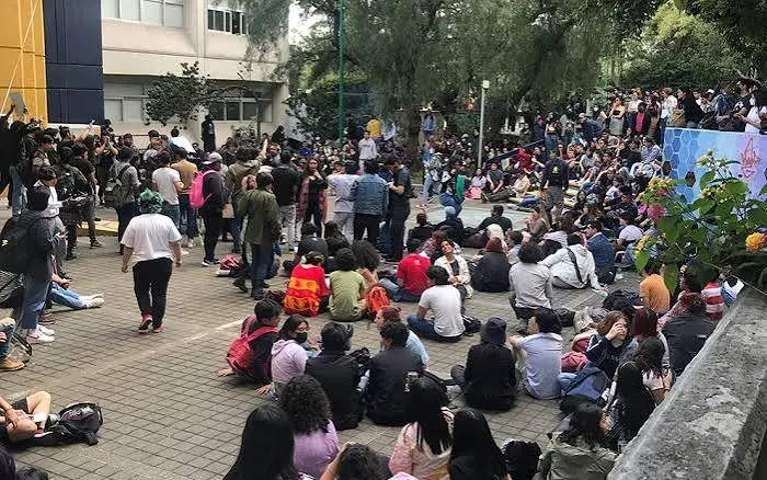 Estudiantes de la Facultad de Ciencias Políticas y Sociales deberán esperar una nueva fecha para regresar a las aulas./@FCPyS