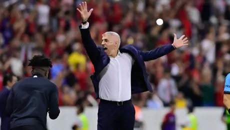 Hernán Crespo celebra el triunfo, pero advierte: “Hay un largo camino por recorrer”