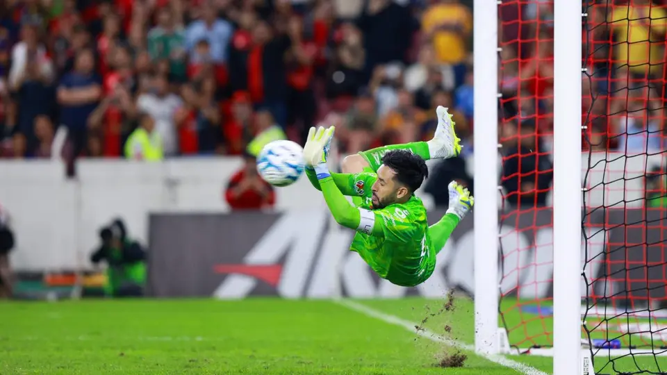 Camilo Vargas ataja un penal en el partido de Atlas ante Tigres | IMAGO 7