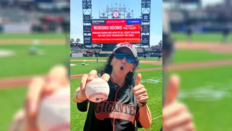 Alex Lora lleva el rock a San Francisco al lanza la primera bola en Oracle Park