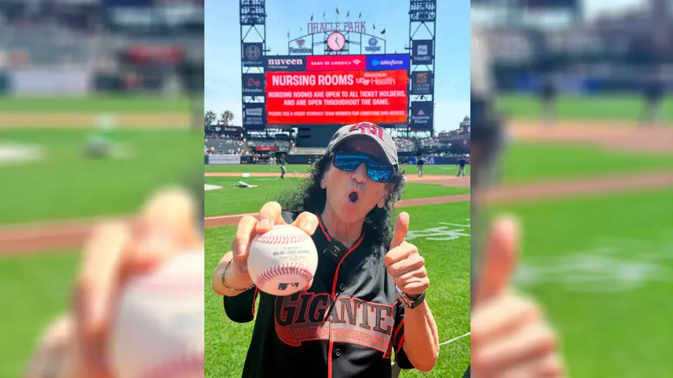 Alex Lora lleva el rock a San Francisco al lanza la primera bola en Oracle Park