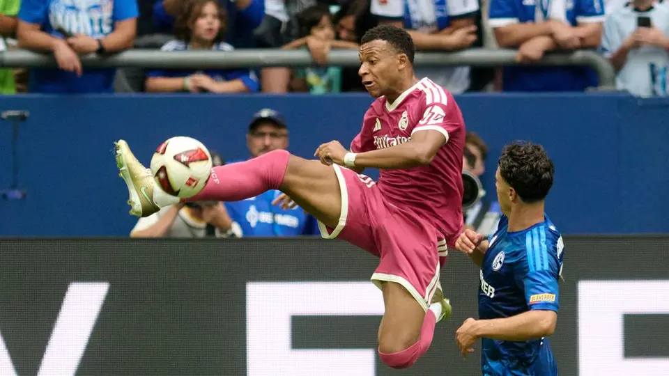 Kylian Mbappé con Real Madrid en el amistoso contra Schalke 04 | AP