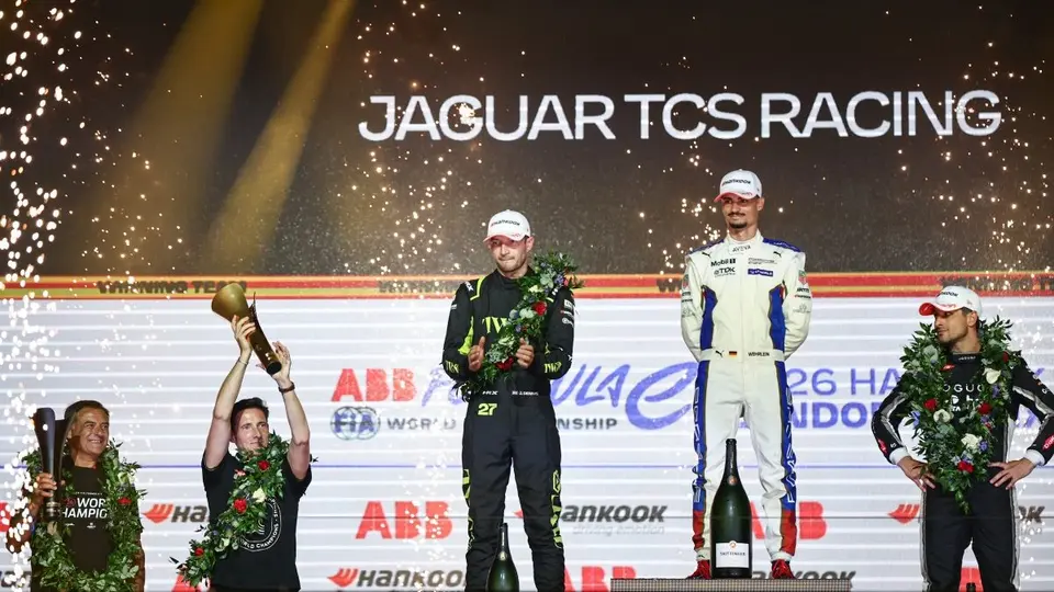 Pascal Wehrlein en el podio final de la Temporada 2025-26 de la Fórmula E | AFP