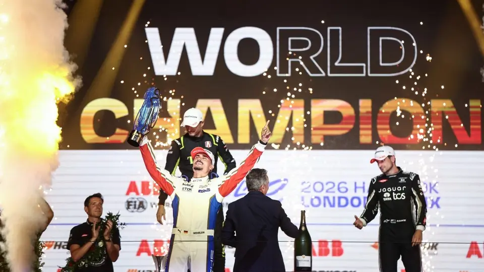 Pascal Wehrlein en el podio final de la Temporada 2025-26 de la Fórmula E | AFP