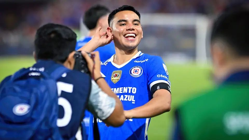 Charly Rodríguez en celebración con Cruz Azul | IMAGO 7