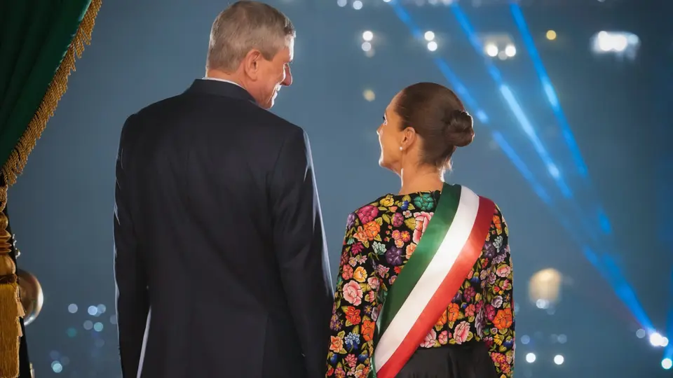 Claudia Sheinbaum junto a su esposo durante el Grito de Independencia 2026. / @Claudiashein