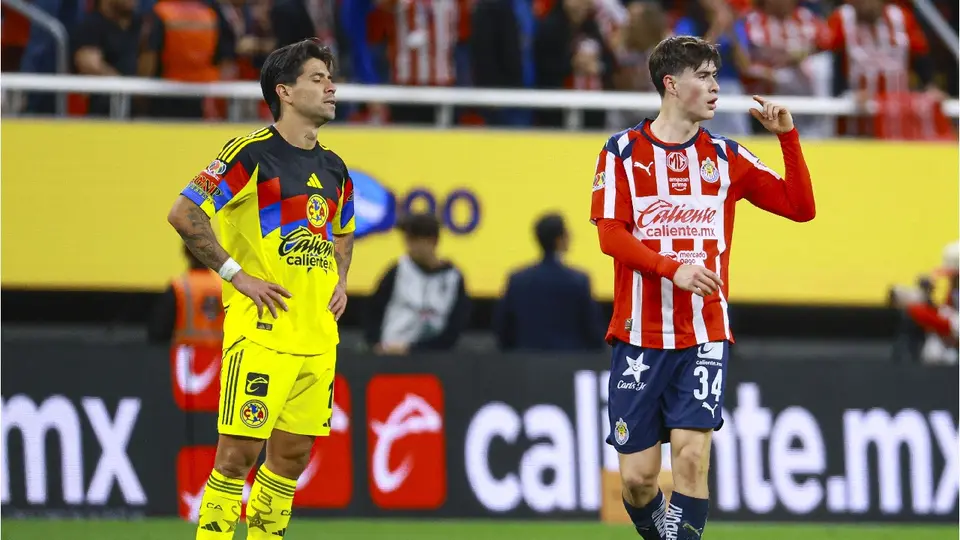 Armando González y Víctor Dávila en un clásico entre Chivas y América | MEXSPORT