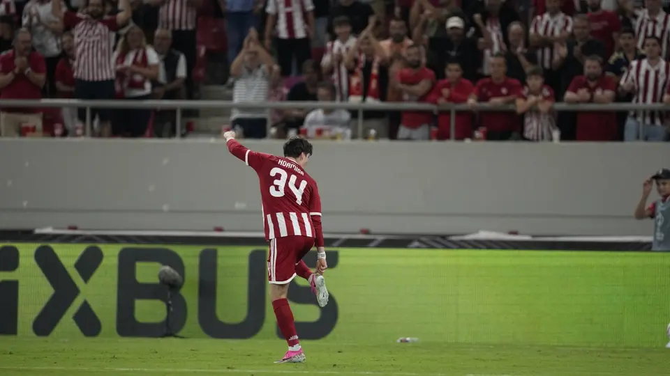Armando 'Hormiga' González en celebración con Olympiacos en Europa League | AP