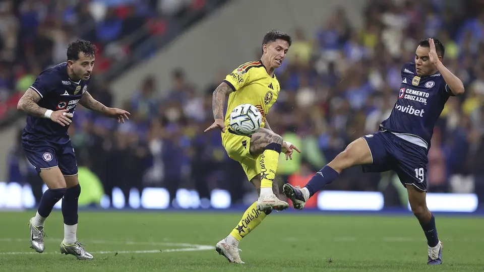 Charly Rodríguez en el partido de Cruz Azul contra América | MEXSPORT